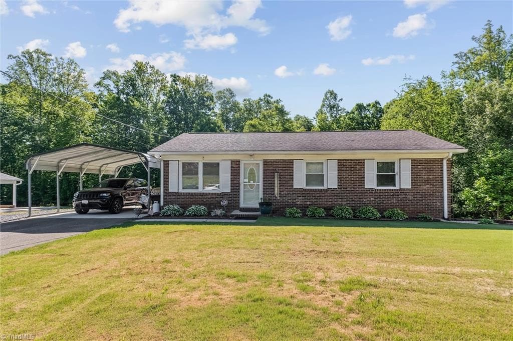 224 Delaware Avenue, Mount Airy, NC 27030-5906