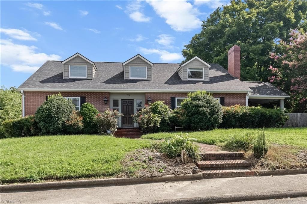 124 Orchard Street, Mount Airy, NC 27030-2810